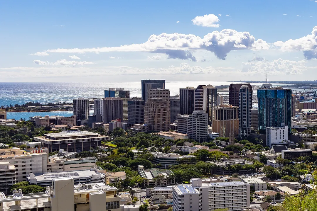 High-rise buildings and green neighborhoods overlooking the ocean in Hawaii.